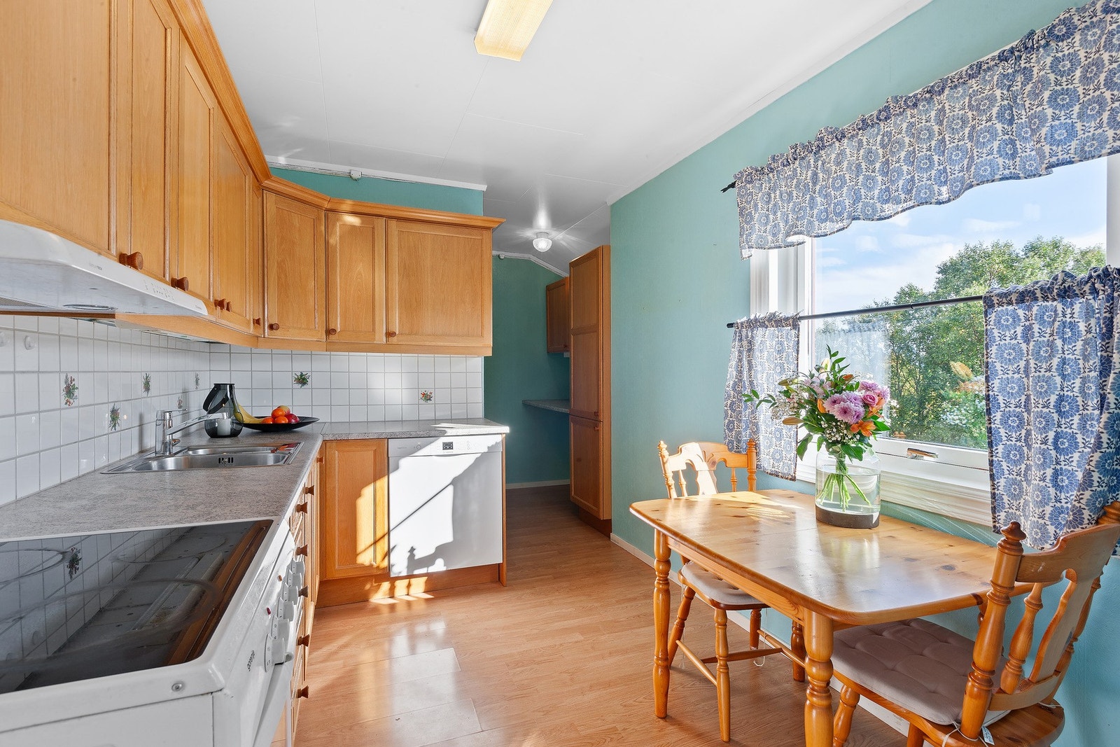 Kjøkkenet har også plass til spisebord ved vinduet. Galleribilde