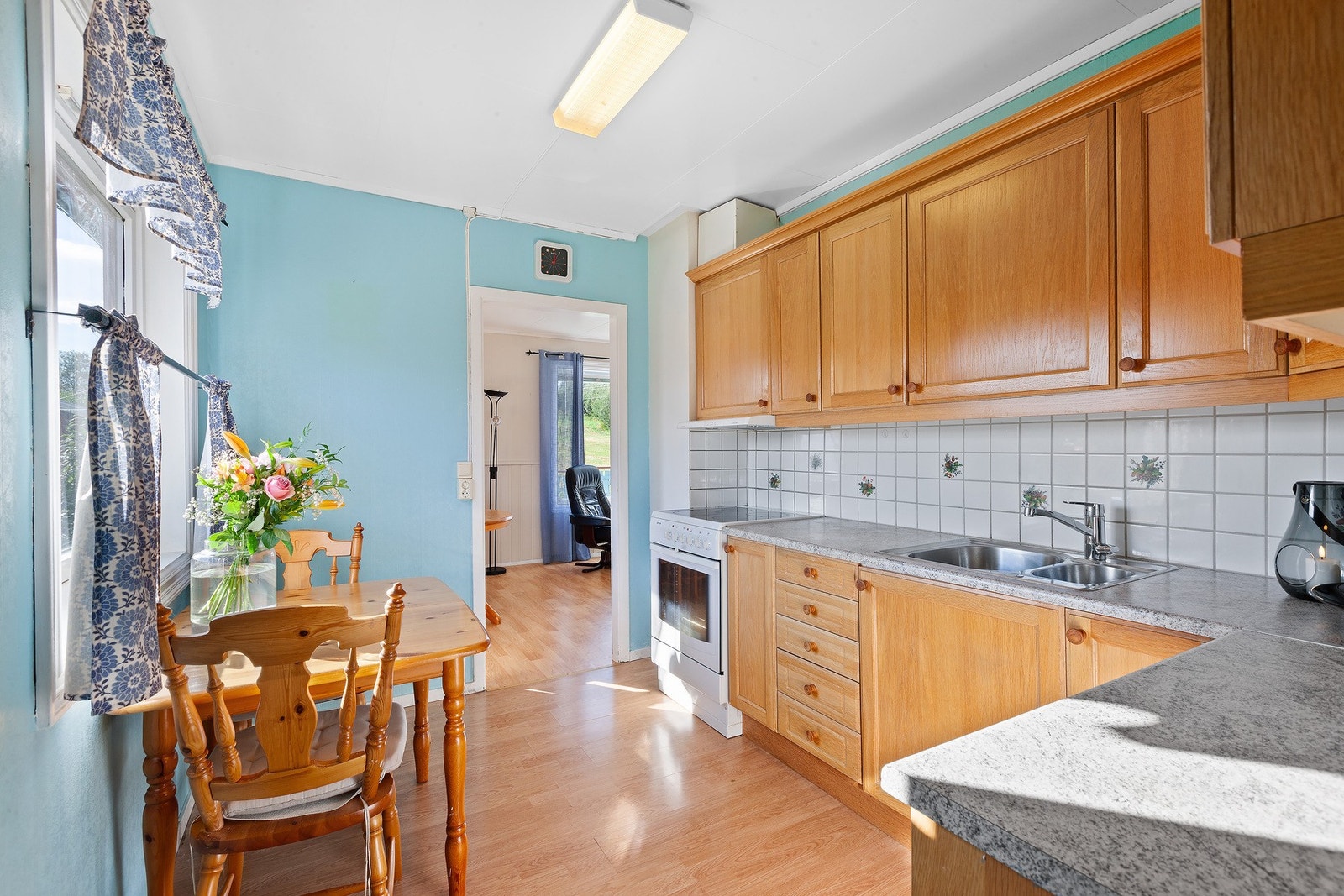 Kjøkkenet har innredning med profilerte fronter, godt med skap og god benkeplass. Oppvaskmaskin og komfyr medfølger. Galleribilde