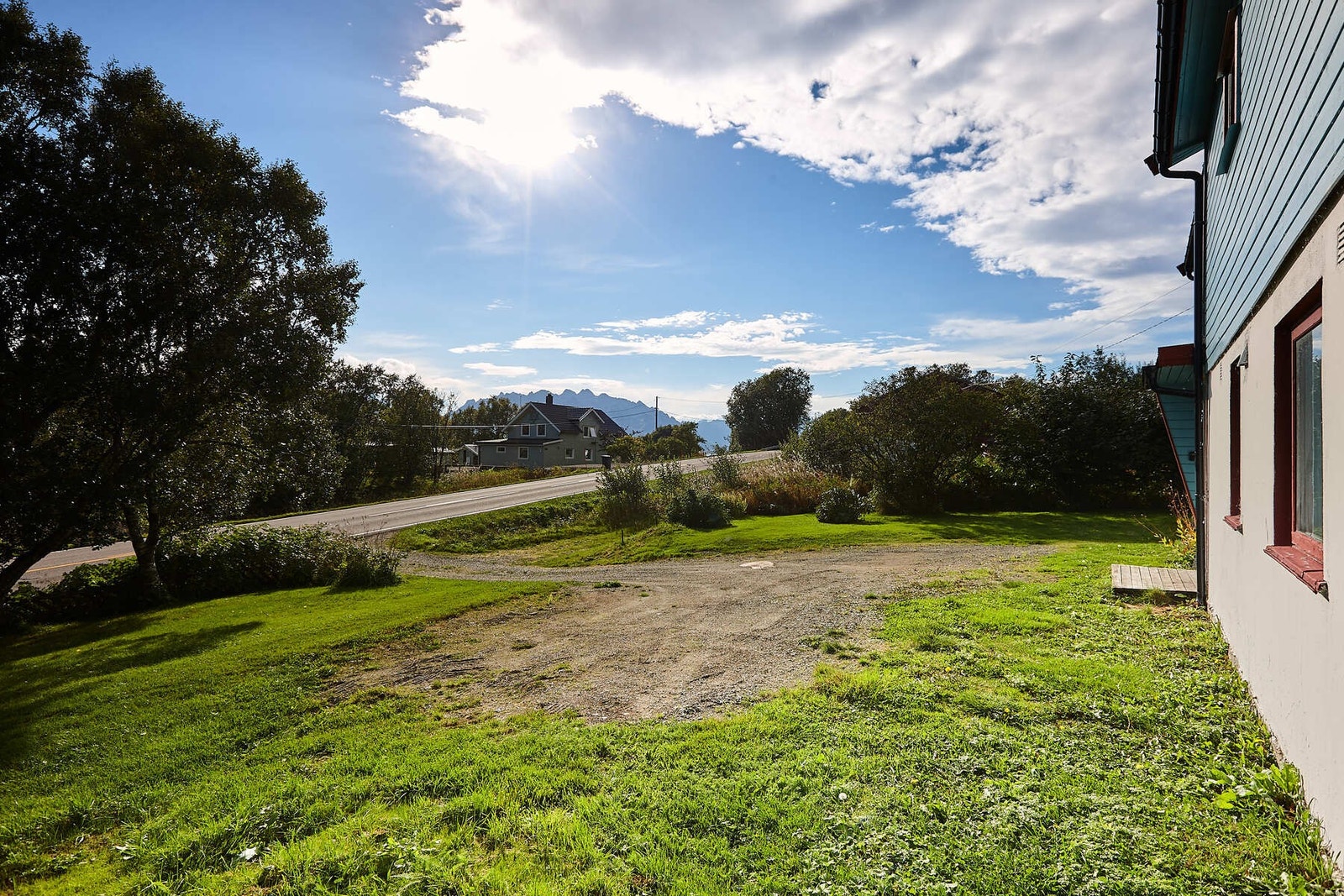 Godt med parkeringsmuligheter på gårdsplassen. Galleribilde