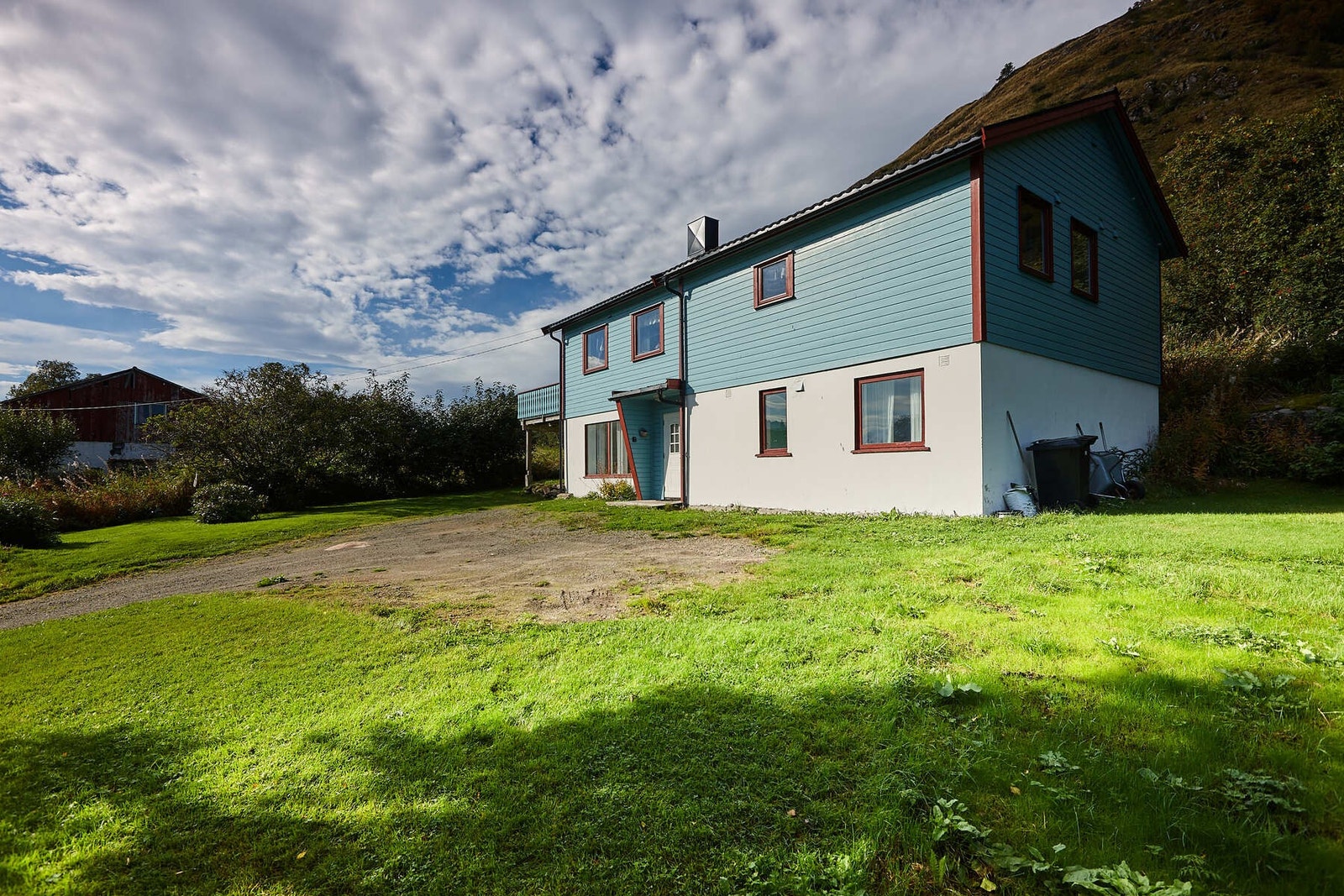 Tomten er opparbeidet med plen og beplantning der boligen står. Galleribilde
