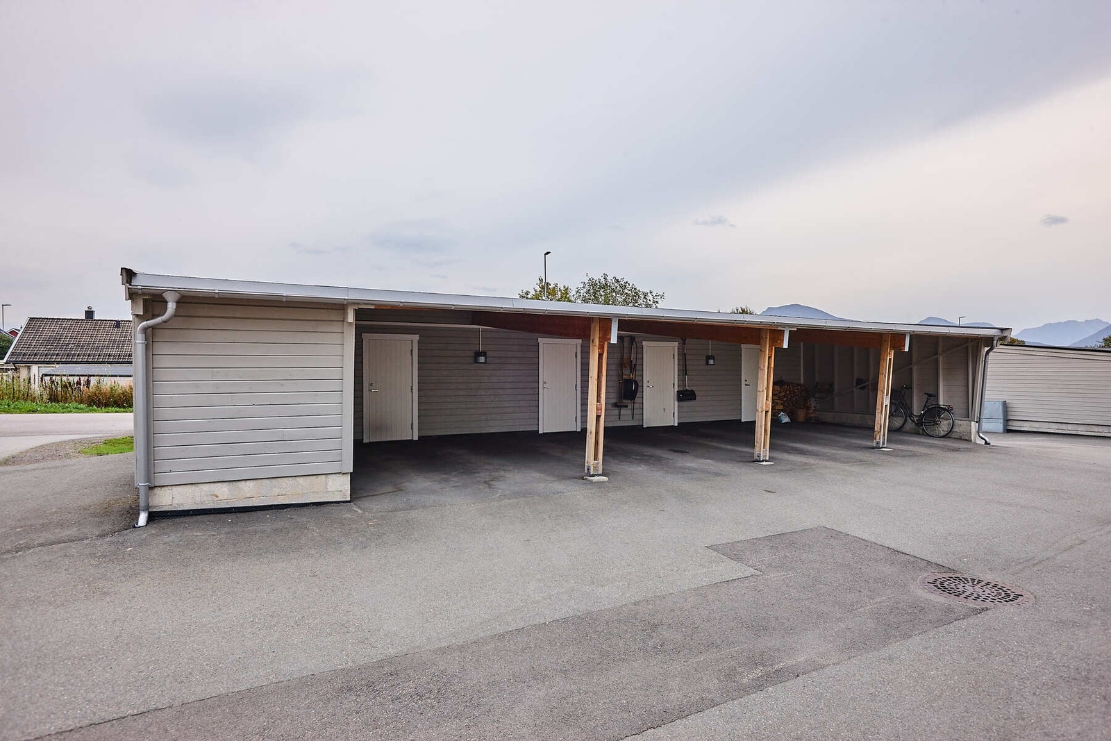 Carportplass medfølger leiligheten. Praktisk bod i bakkant. Galleribilde