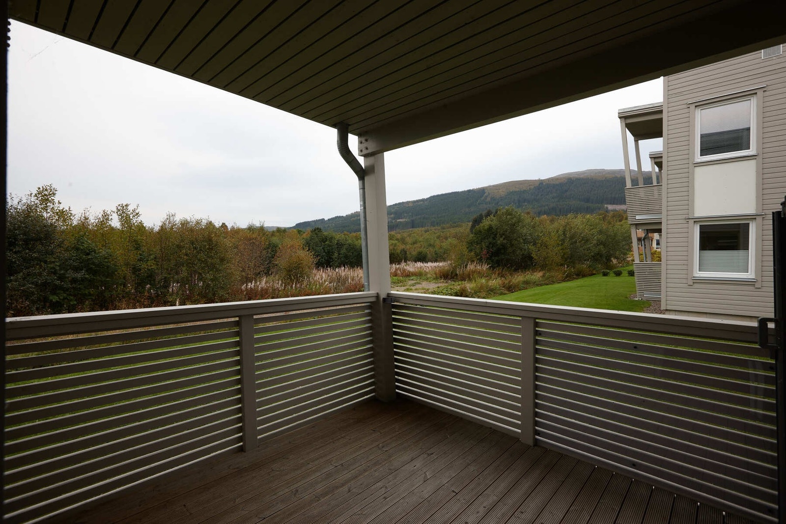 Utgang fra stue til sørvendt veranda. Galleribilde
