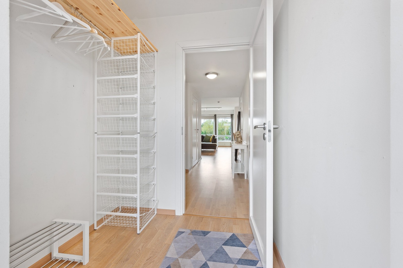 Velkommen inn! God plass å henge fra seg i vindfang. Galleribilde