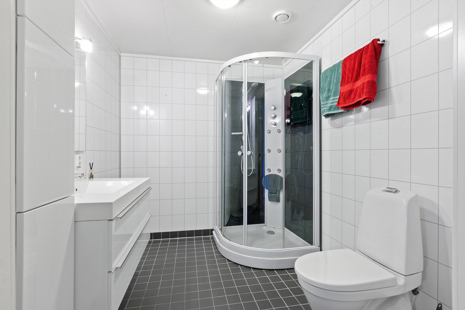 Romslig bad med innholdsrik innredning og gulvvarme. Galleribilde