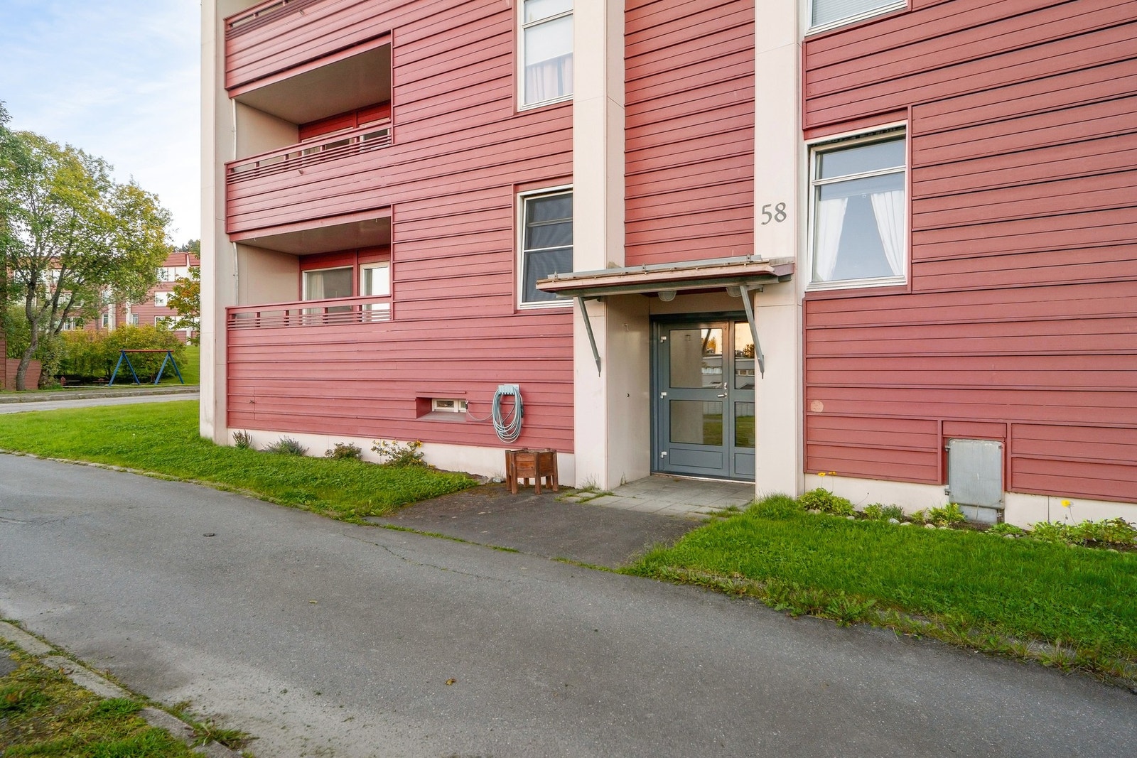 Fra leiligheten er det kort gangvei til dagligvarebutikk, bussholdeplass, restaurant, skole, barnehage etc. Galleribilde