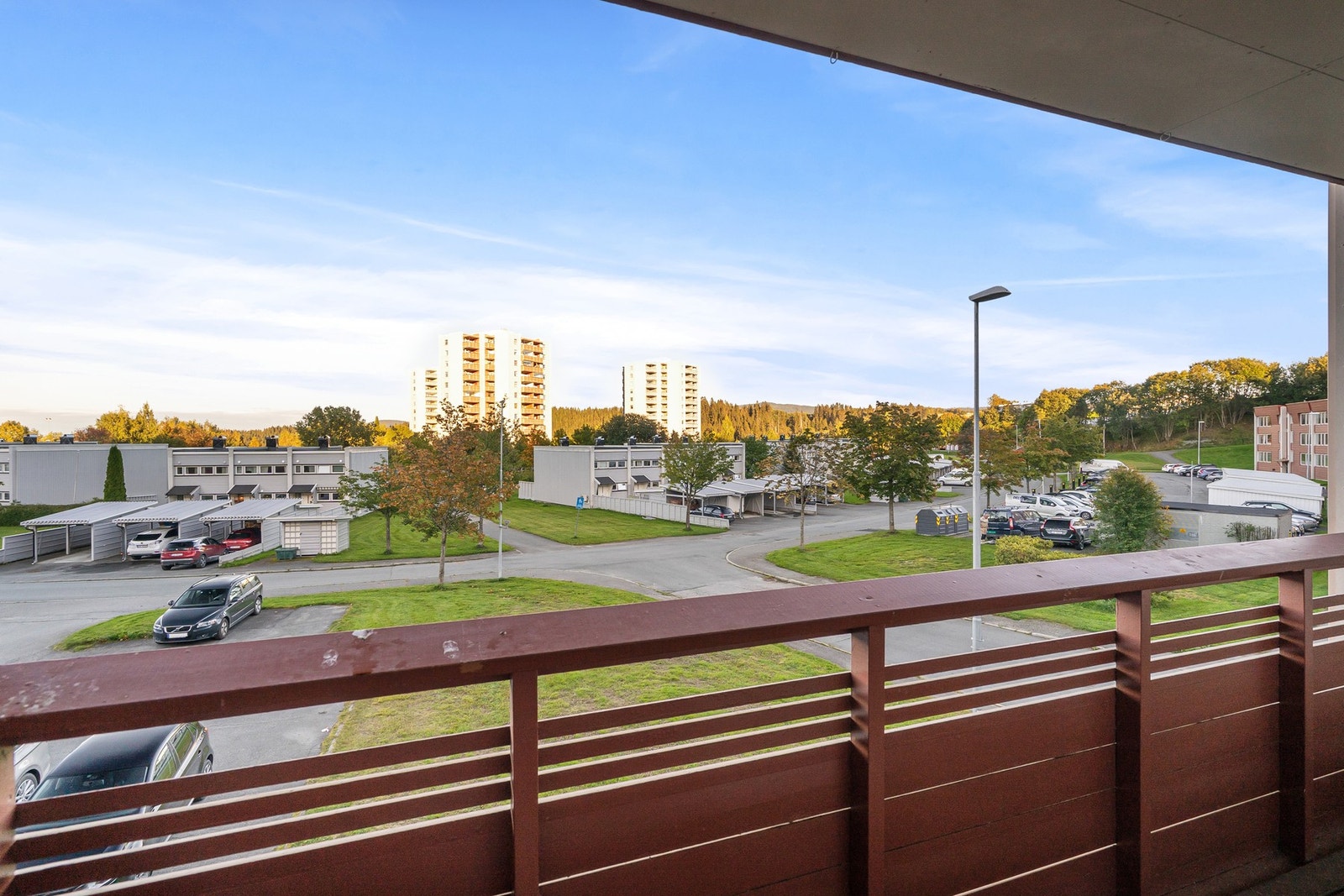Østvendt balkong fra stuen på 7 kvm med morgensol. Galleribilde