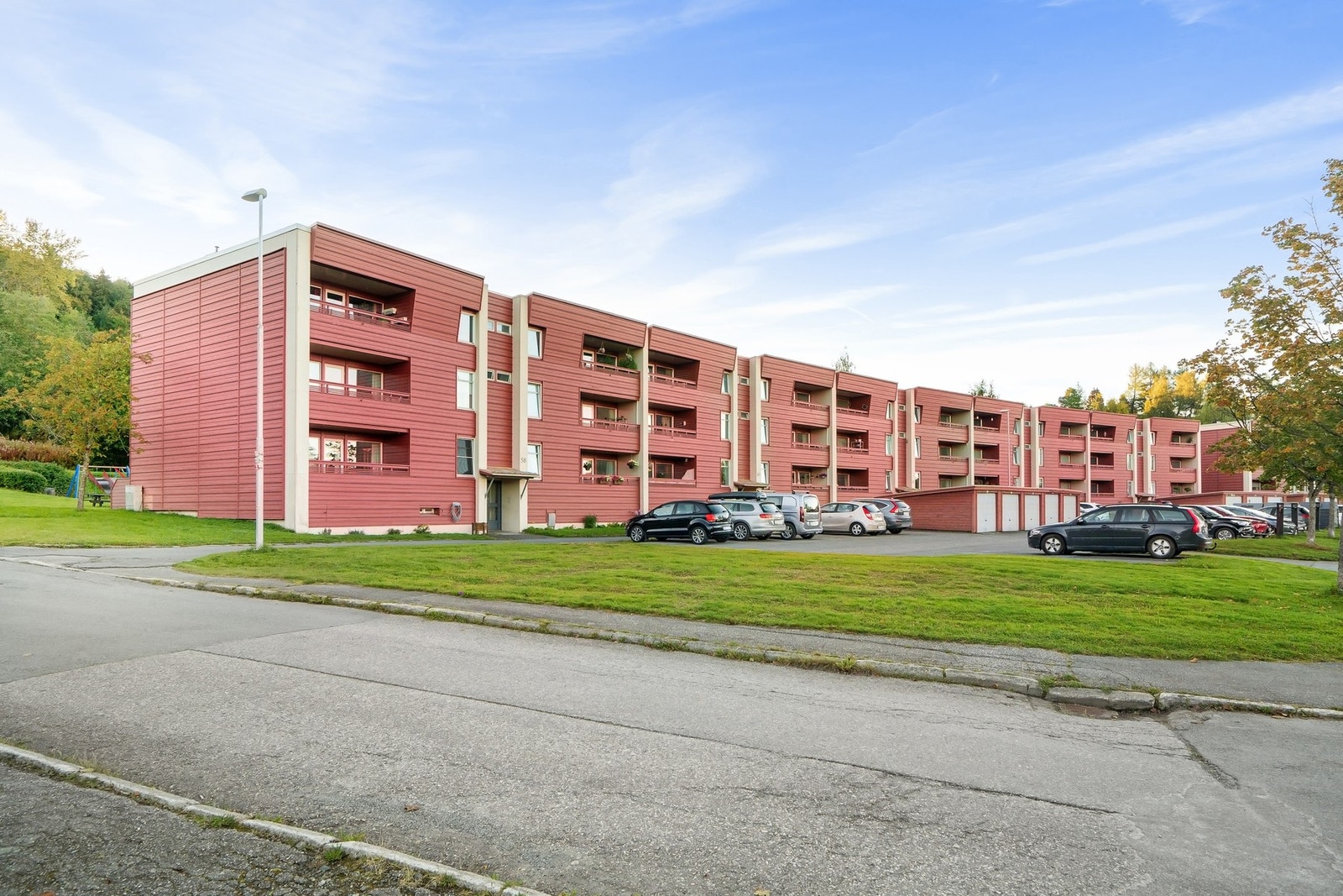 Parkering rett ved utsiden av bygget. Mulighet for garasje. Galleribilde