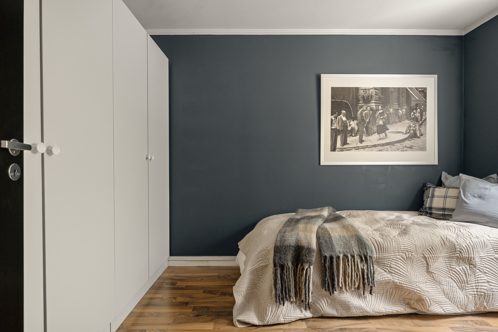 Rommet har godt med oppbevaringsmuligheter og er velegnet som gjesterom, barnerom eller kontor. Galleribilde