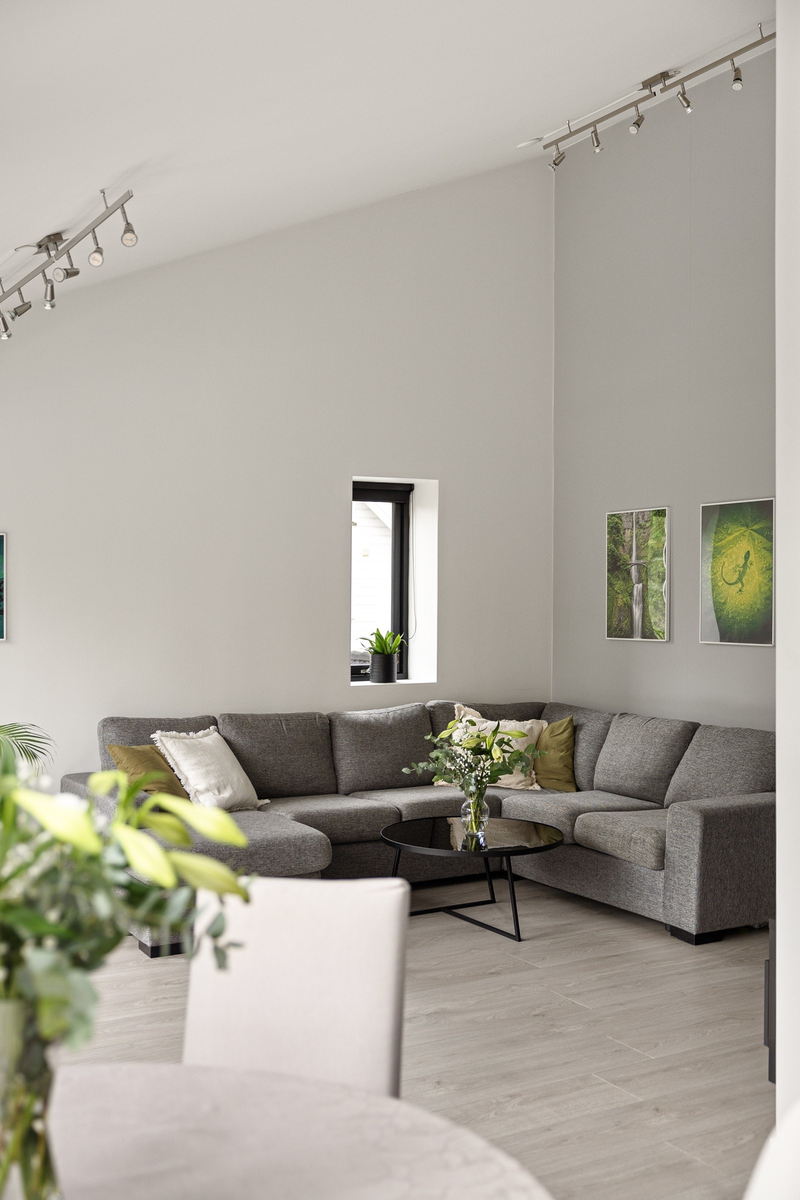 Alle veggene i 1. etasje ble sparklet og malt i 2019/2020. I tillegg har stue og kjøkken blitt listefrie og fått nytt strøk maling i taket. Galleribilde