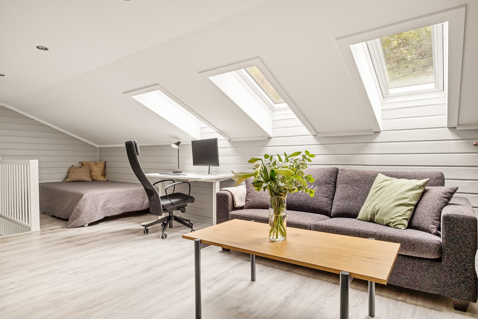 Praktisk loftstue med god plass til sofa-løsning og TV-krok. Galleribilde