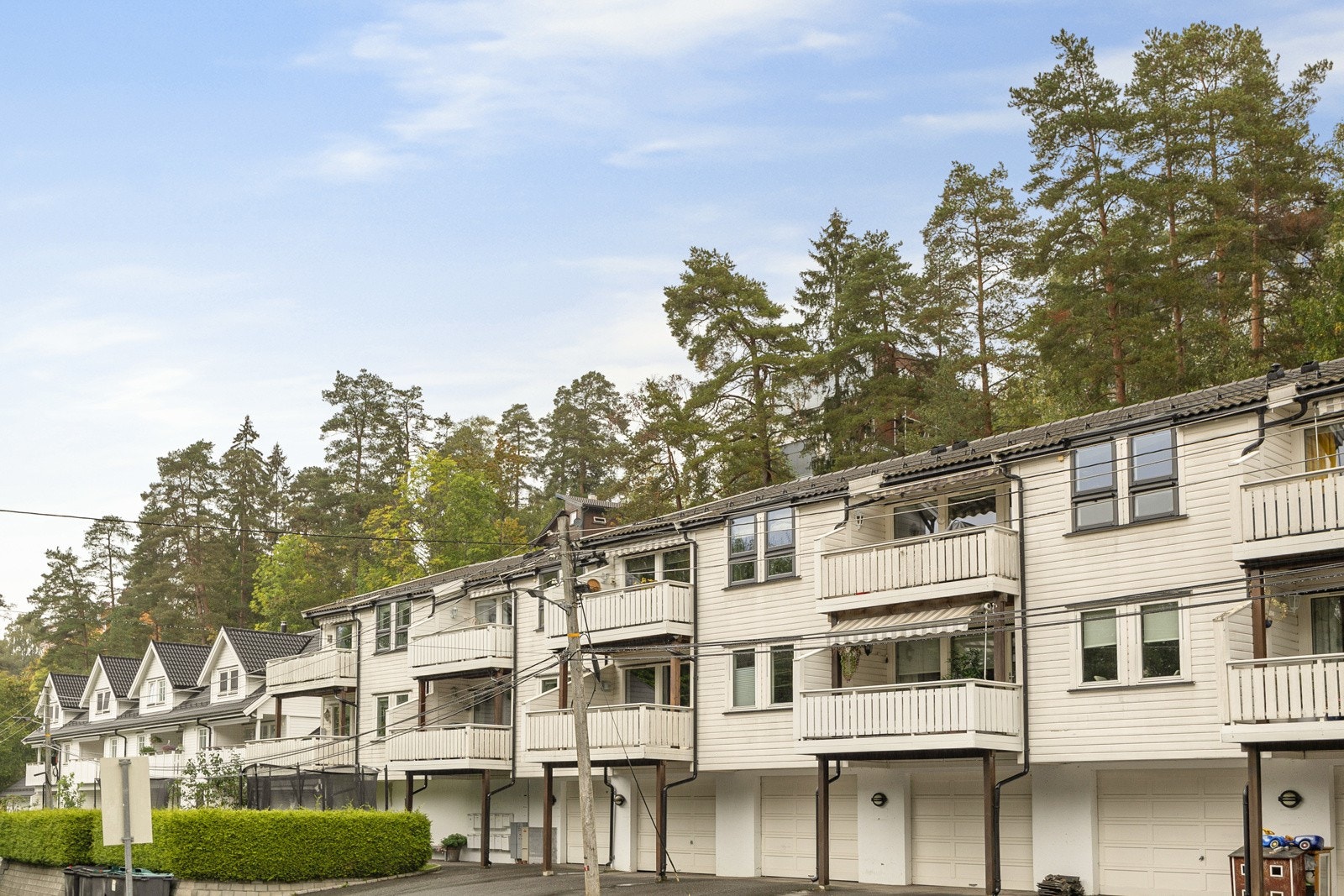 Leiligheten har en egen parkeringsplass i felles garasjeanlegg med el-lader som følger med ved salg. Galleribilde