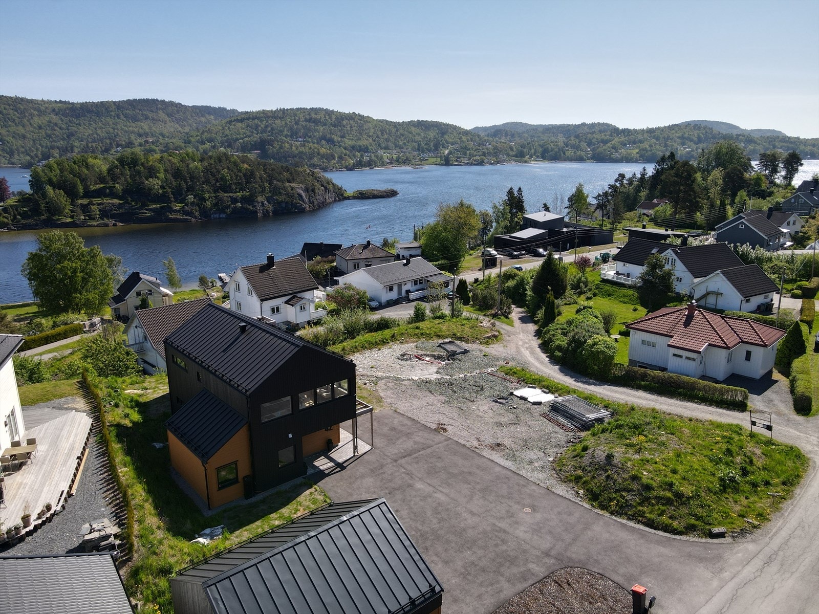 Gåavstand er det til Brattås barneskole, dagligvarehandel og bussholdeplass med hyppige avganger. Galleribilde