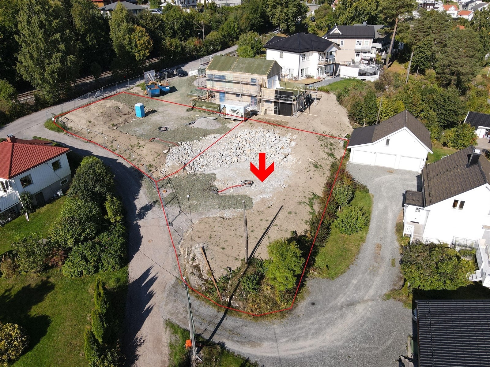 På Hvalen finnes to spennende og byggeklare tomter beliggende i et barnevennlig og rolig boområde. Galleribilde