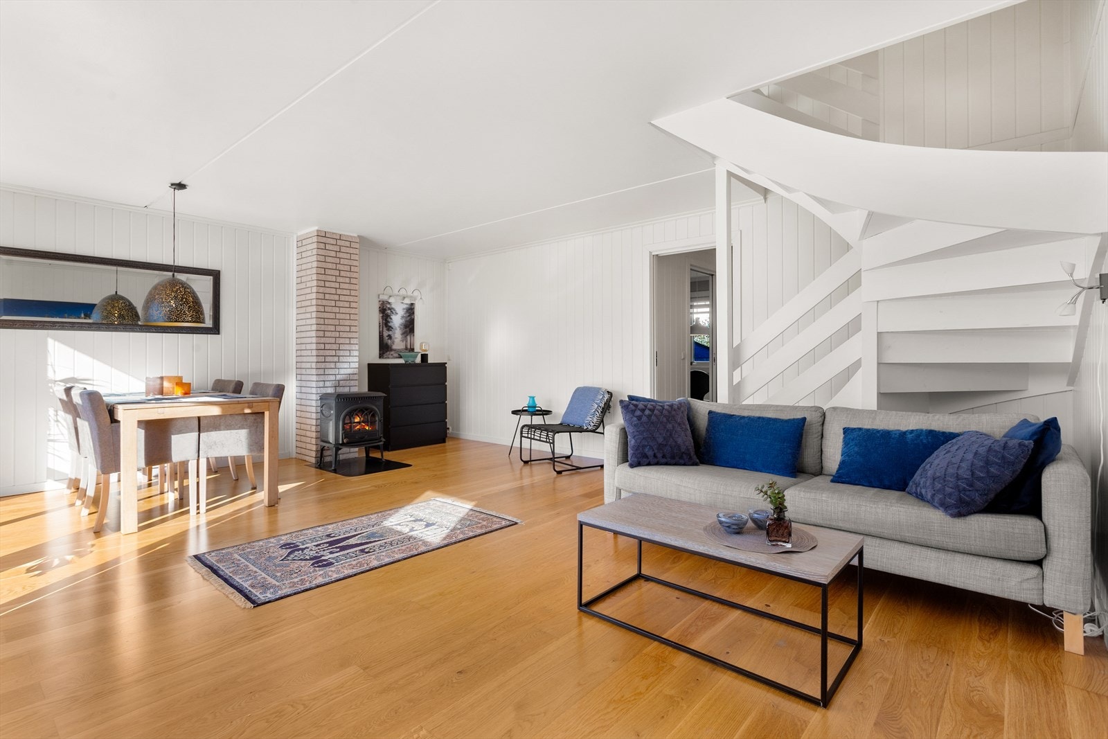 Stuen er romslig og lys, med plass til både en koselig sofakrok og et spisebord. Galleribilde