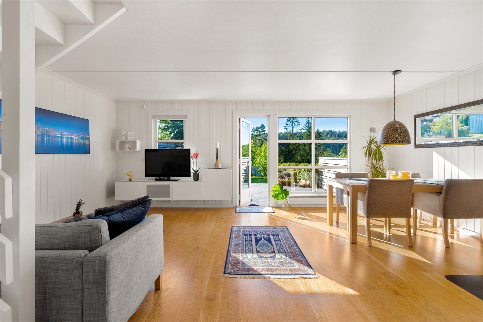 Velkommen inn til boligens luftige stue. Galleribilde