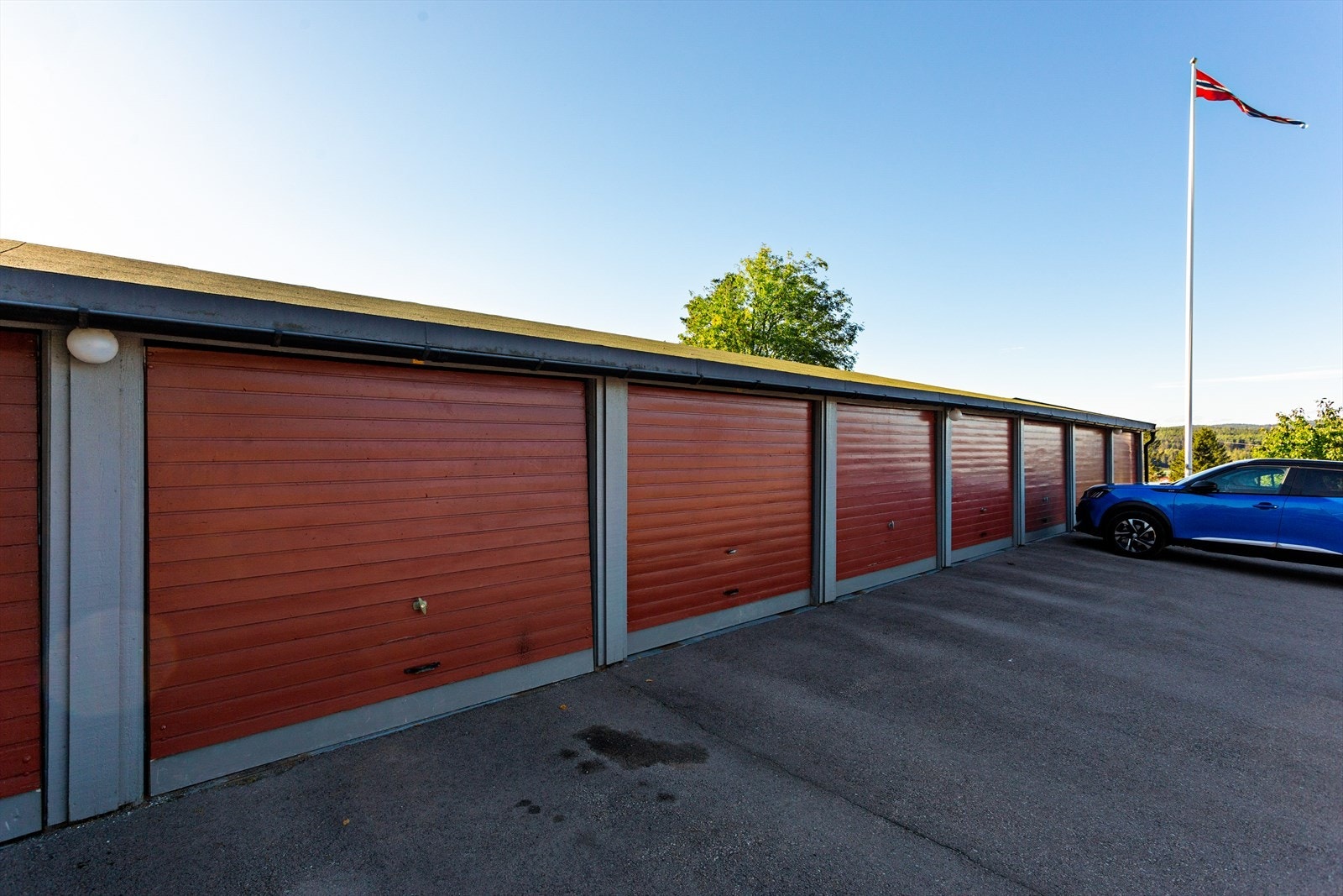 En fast garasjeplass i garasjerekke med elbillader fra 2019 Galleribilde