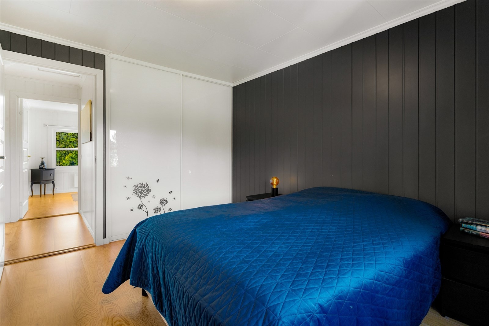 Tidligere var det en bod i gangen. Den er nå innlemmet inn i garderobeskapet - noe som gjør at det er god plass til oppbevaring. Galleribilde