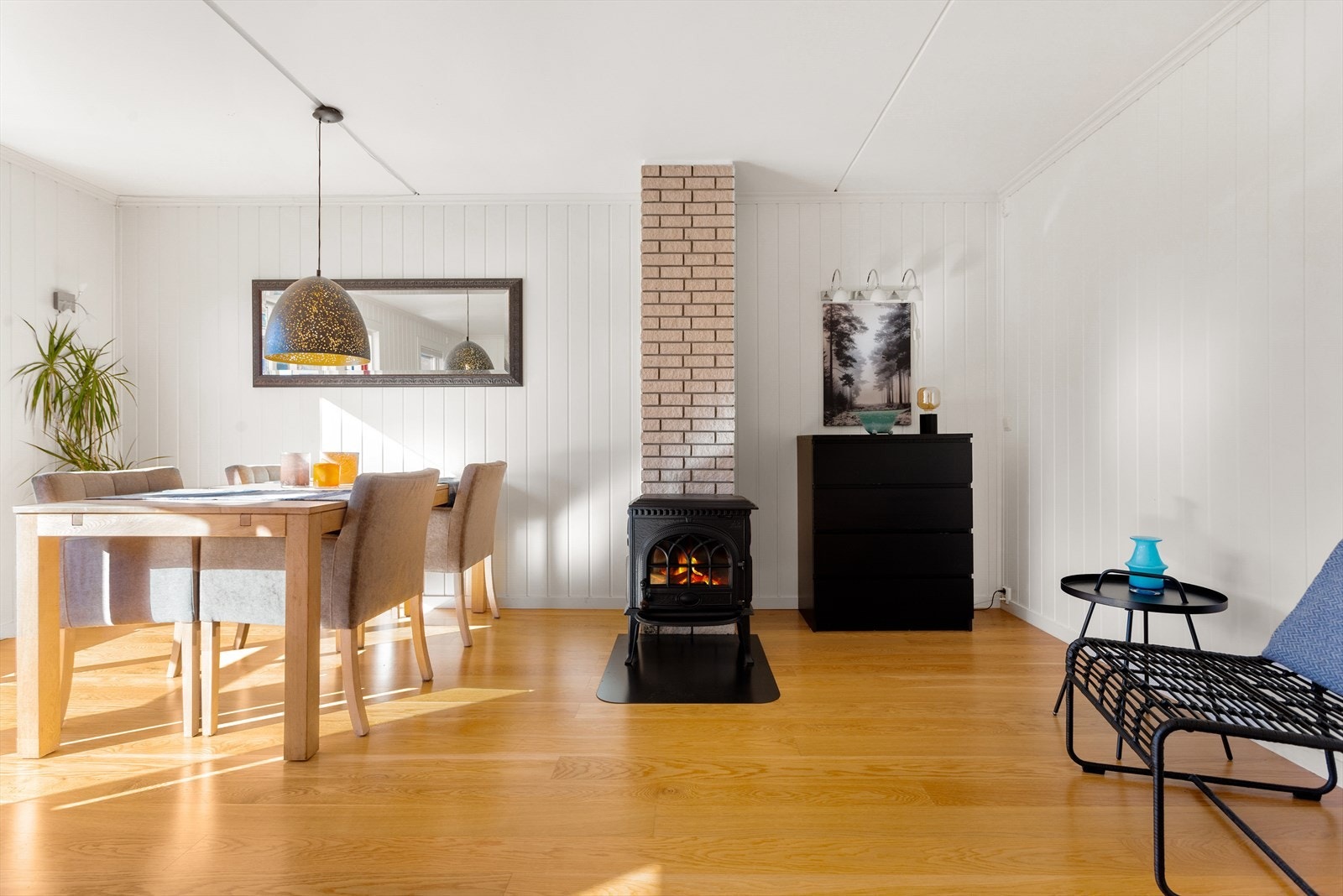 Peisen blir et naturlig samlingspunkt, og gir rommet en varm og hyggelig stemning. Galleribilde