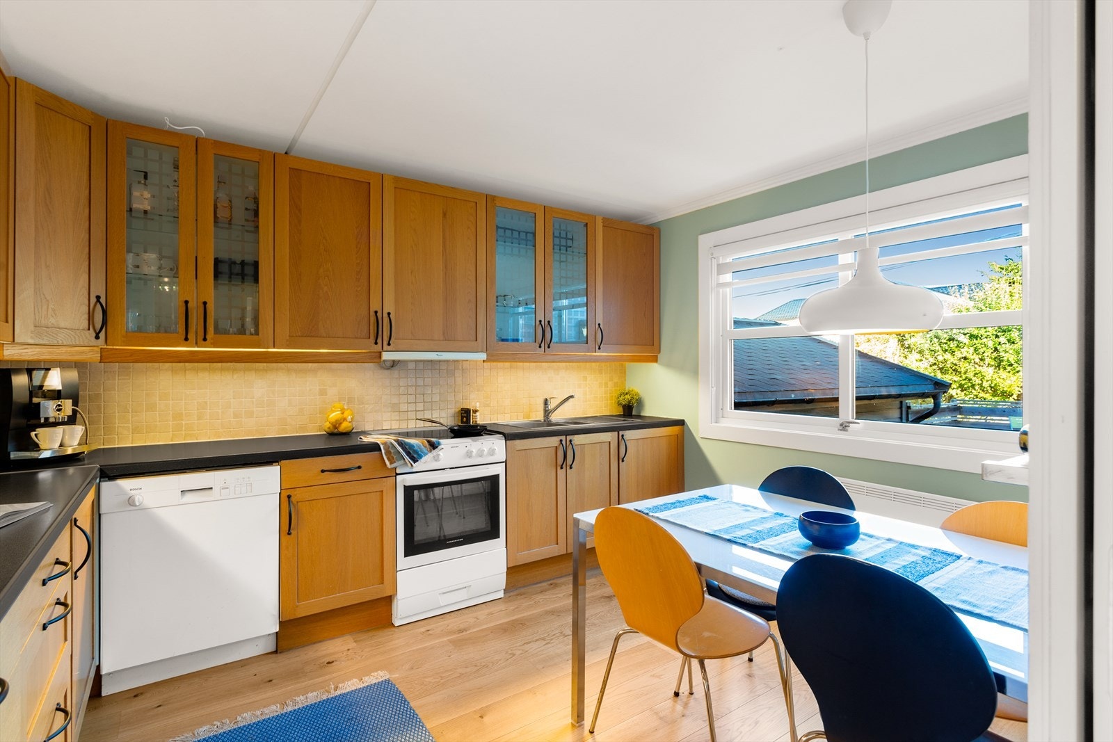 Kjøkkenet er et eget, sjarmerende rom - perfekt for matlaging og hyggelige måltider. Galleribilde