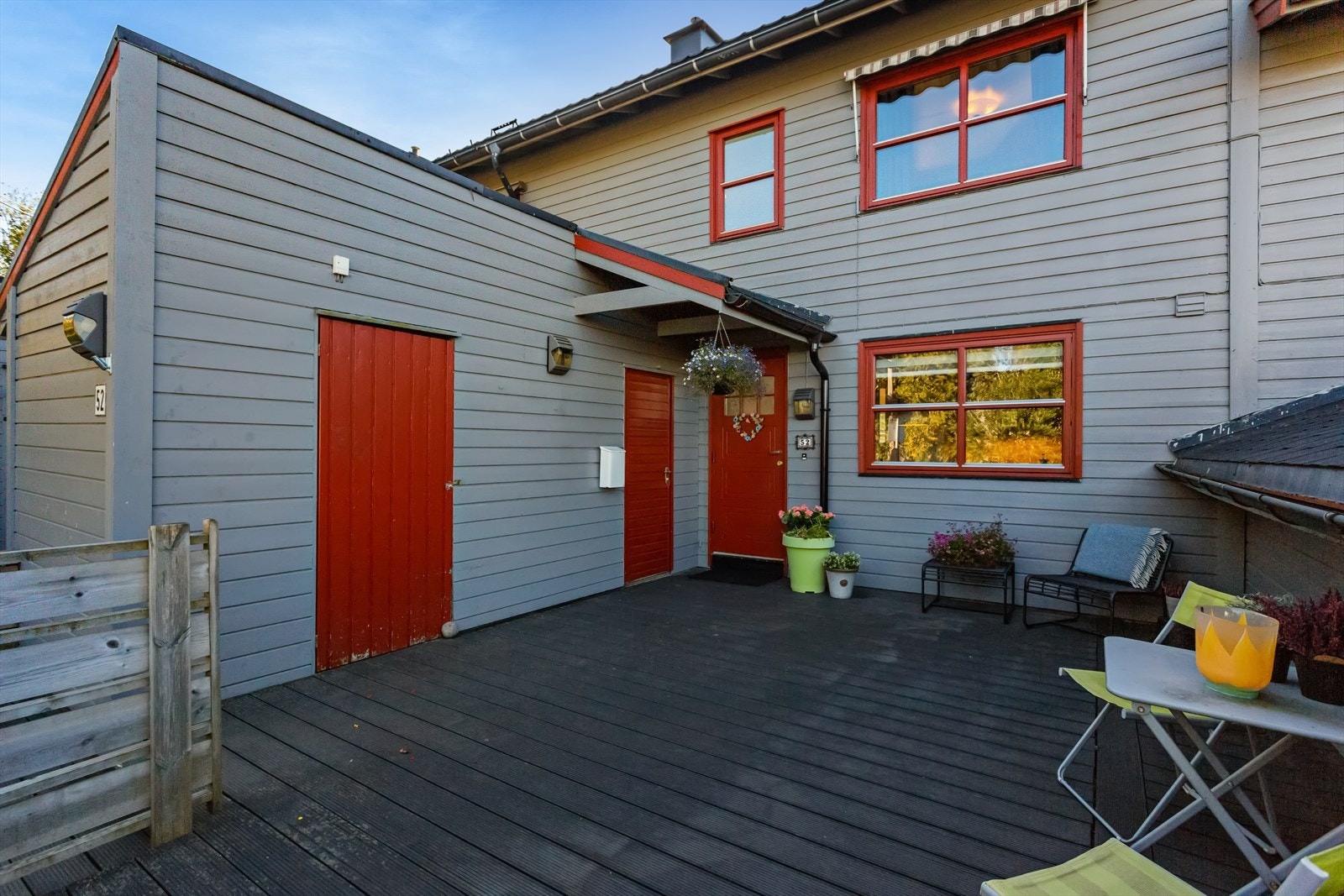 Ved inngangspartiet er det en terrasse på 34 m², samt 2 boder (en isolert og en uisolert) på 4 kvm hver. Galleribilde