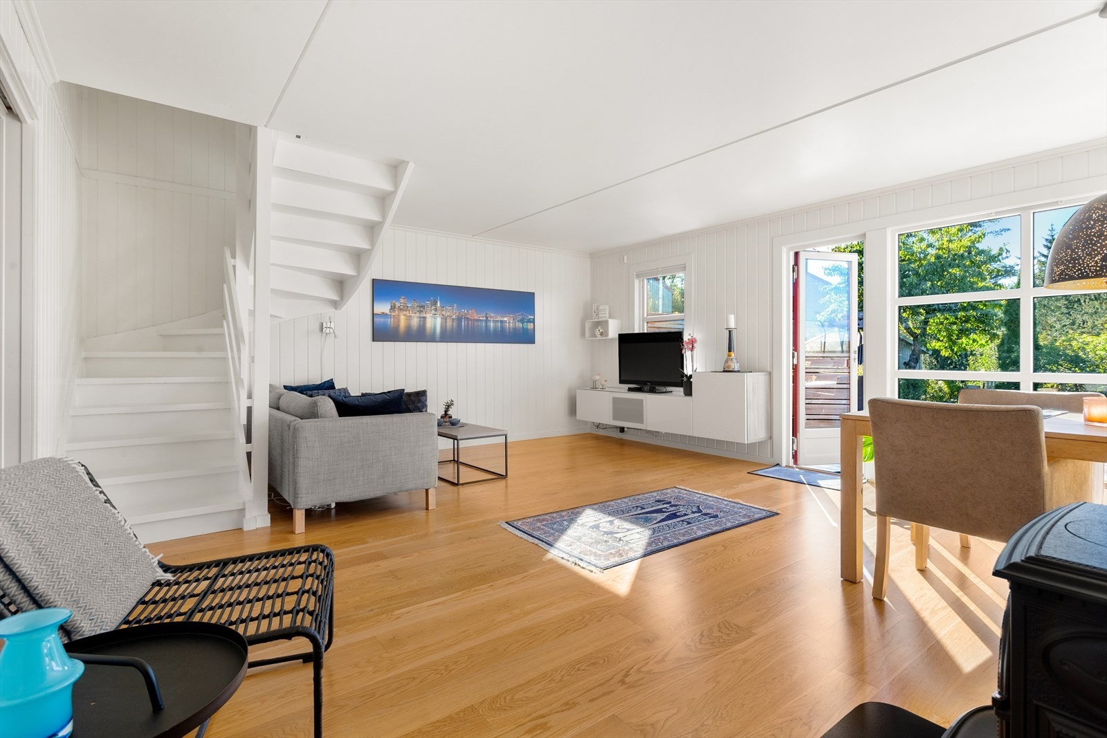 Store vinduer gir rikelig med dagslys og skaper en luftig atmosfære. Galleribilde