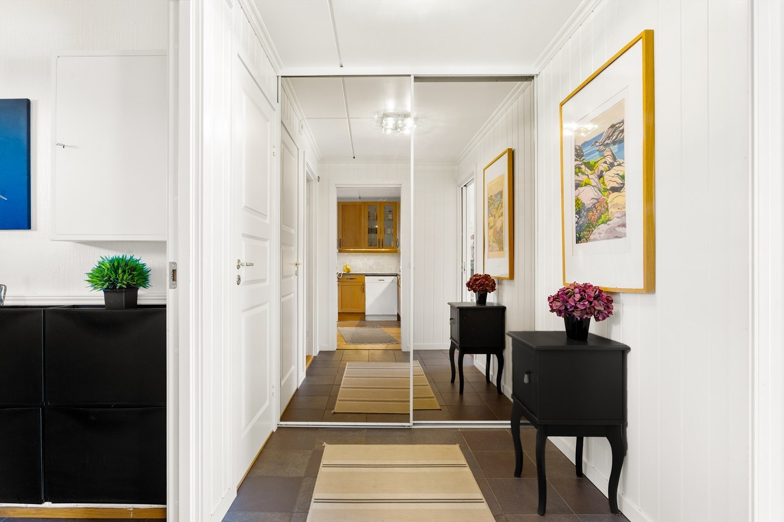 Her finner du også et praktisk skyvegarderobeskap som sørger for ekstra oppbevaringsplass. Galleribilde