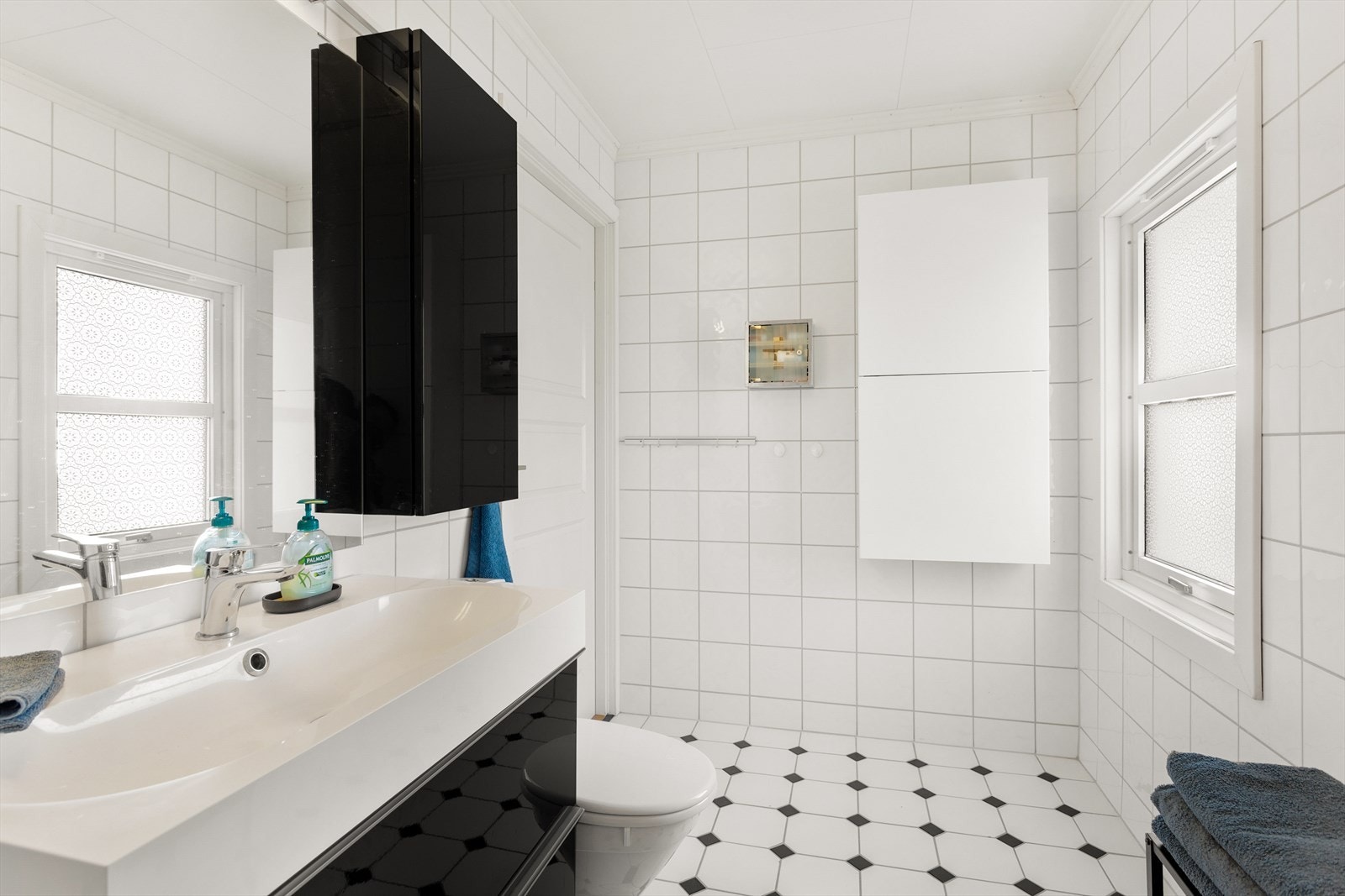 Her består innredningen av gulvstående toalett, underskap/overskap, servant, speil og armatur. Begge badene har fått TG 2 - blant annet pga. naturlig ventilasjon og avvik på fallforhold. Les mer under byggemåte. Galleribilde