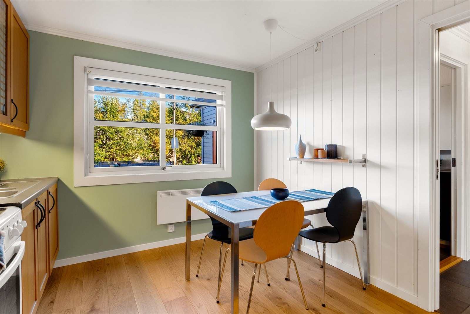 Kjøkkenet har gode lysforhold og rommer et spisebord der familien kan samles. Galleribilde