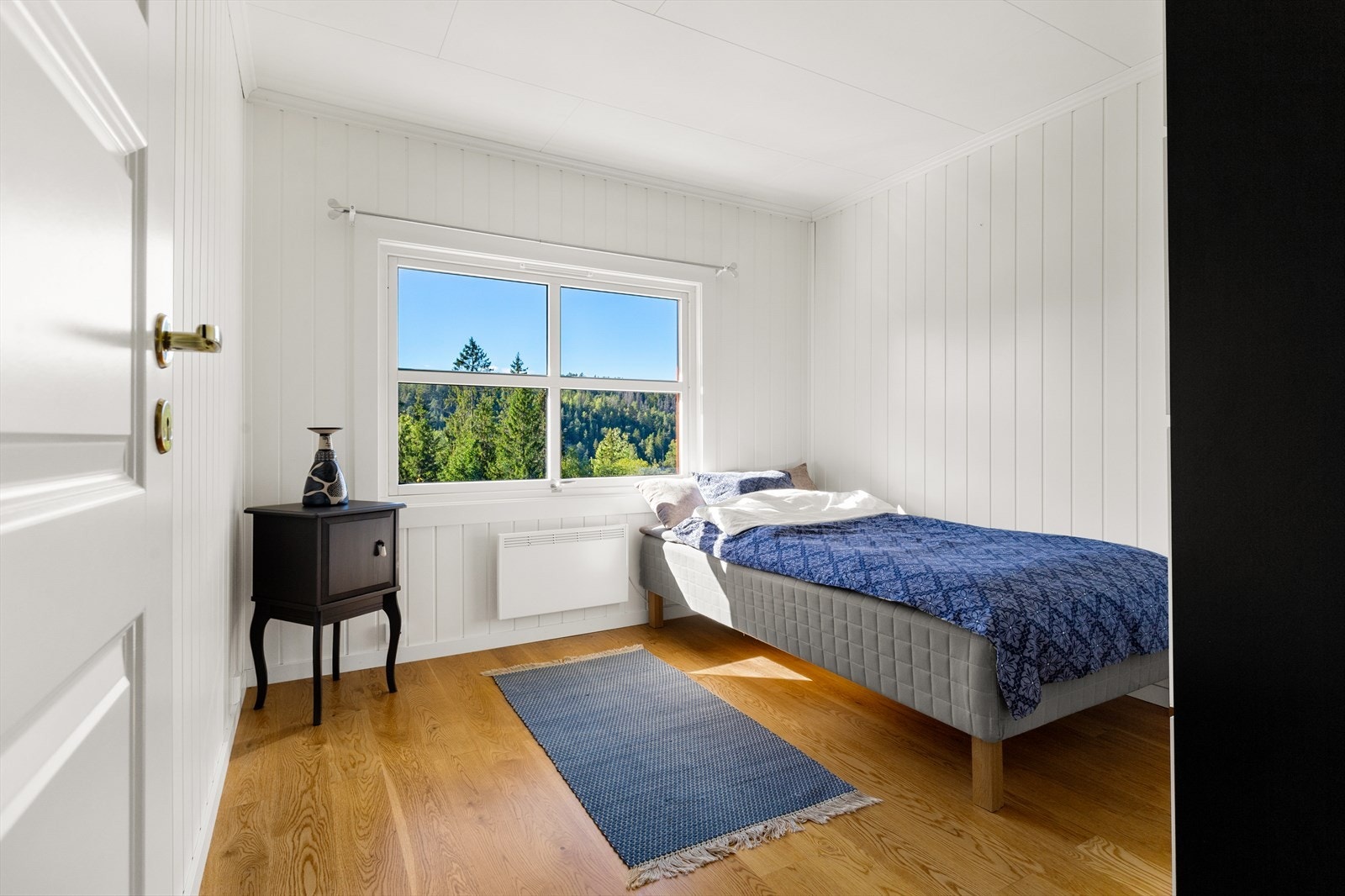 Rommene er romslige og har god plass til dobbeltseng og diverse møblement. Galleribilde