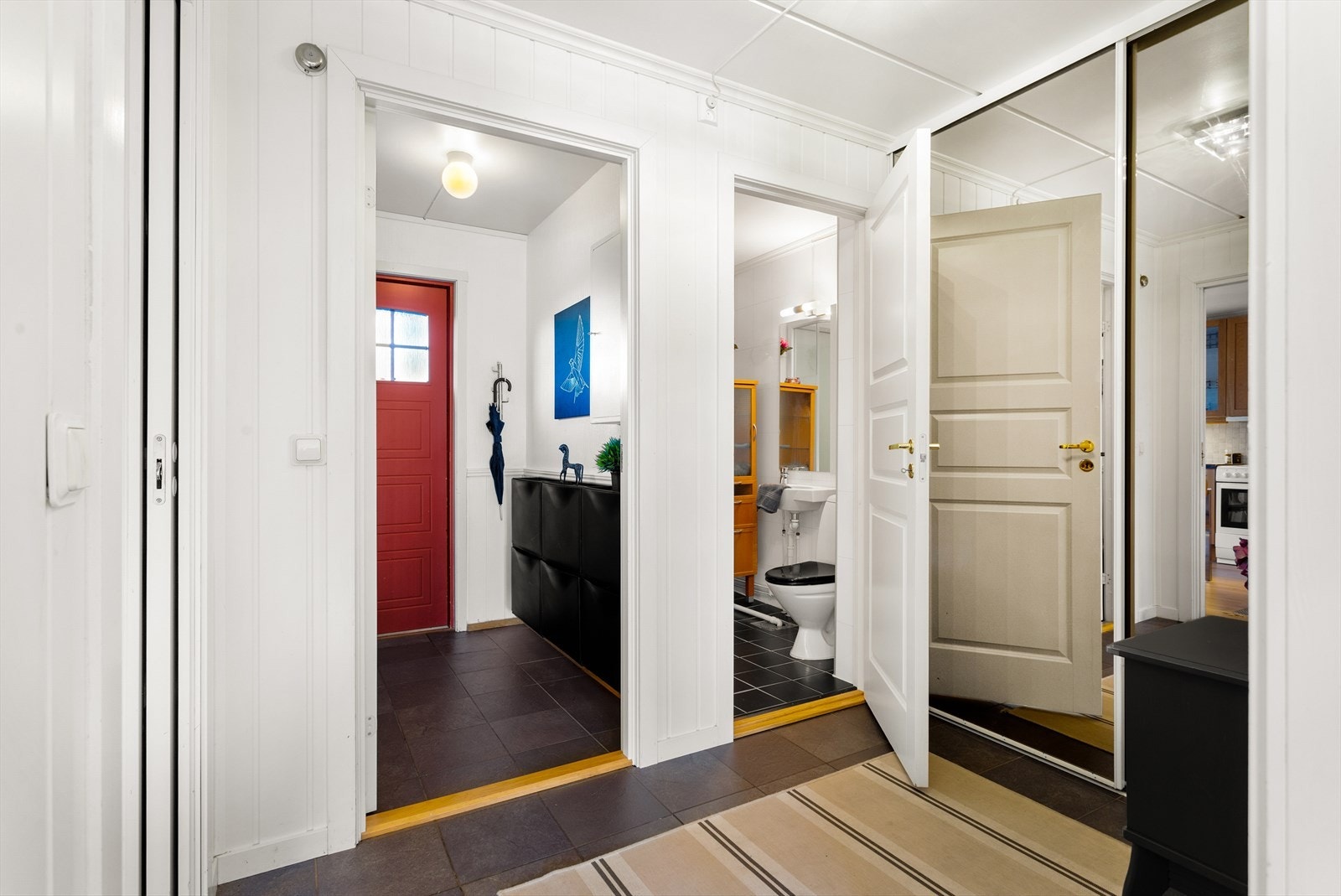 Innbydende entré med plass til oppbevaring av yttertøy og sko. Galleribilde