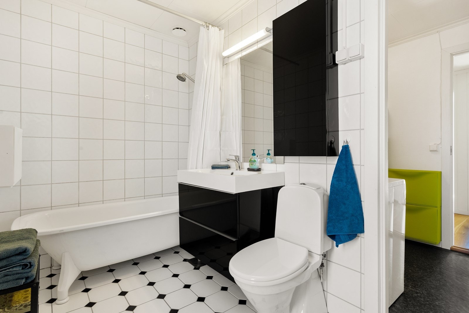 Flislagt bad med badekar. Galleribilde