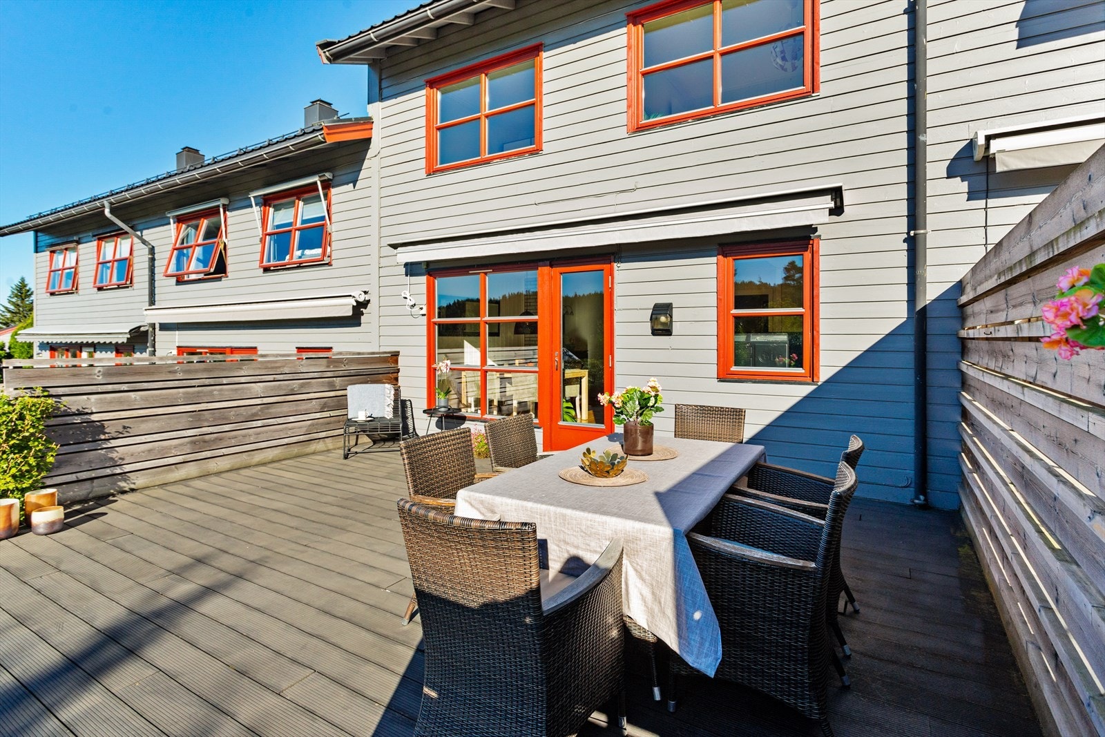 Fra stuen er det utgang til en terrasse på 30 m² og hage Galleribilde