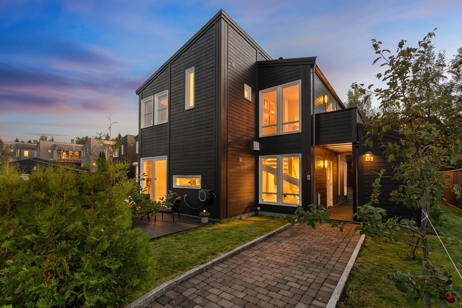 Velkommen hjem! Hyggelig takoverbygget inngangsparti Galleribilde