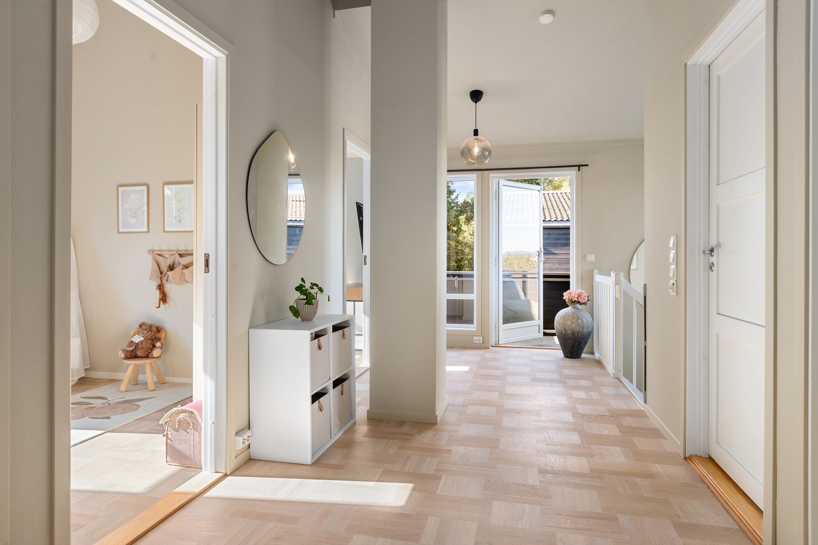 Opp i andre etasje kommer man til en lys og flott boetasje med 4 soverom, bad og bod/walk-in-closet Galleribilde