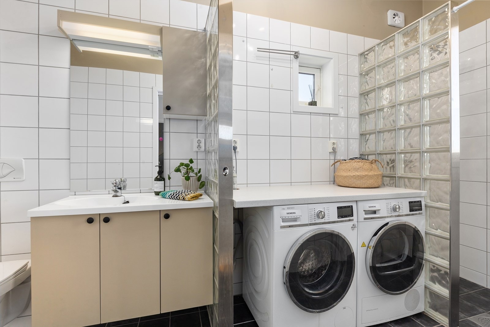 I tillegg er det servantinnredning, toalett og dusjnisje Galleribilde