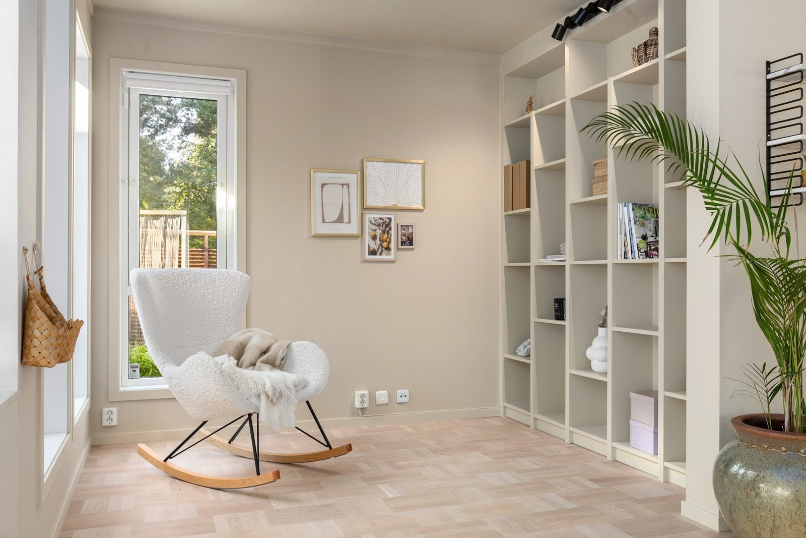 Stuekroken er i dag innredet som lesekrok, men har flere bruksmuligheter Galleribilde