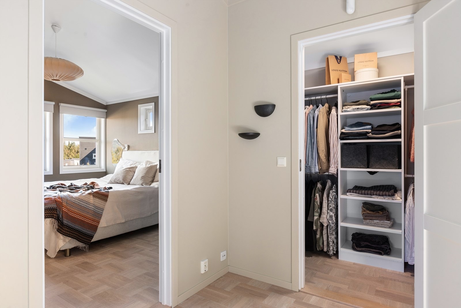 Walk-in-garderobe med adkomst fra gang Galleribilde