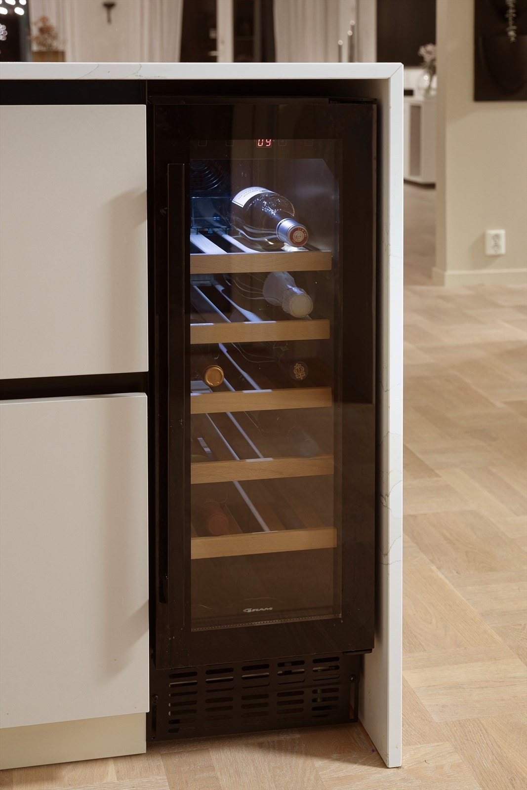 Det er også integrert vinskap - de integrerte hvitevarene medfølger salget Galleribilde