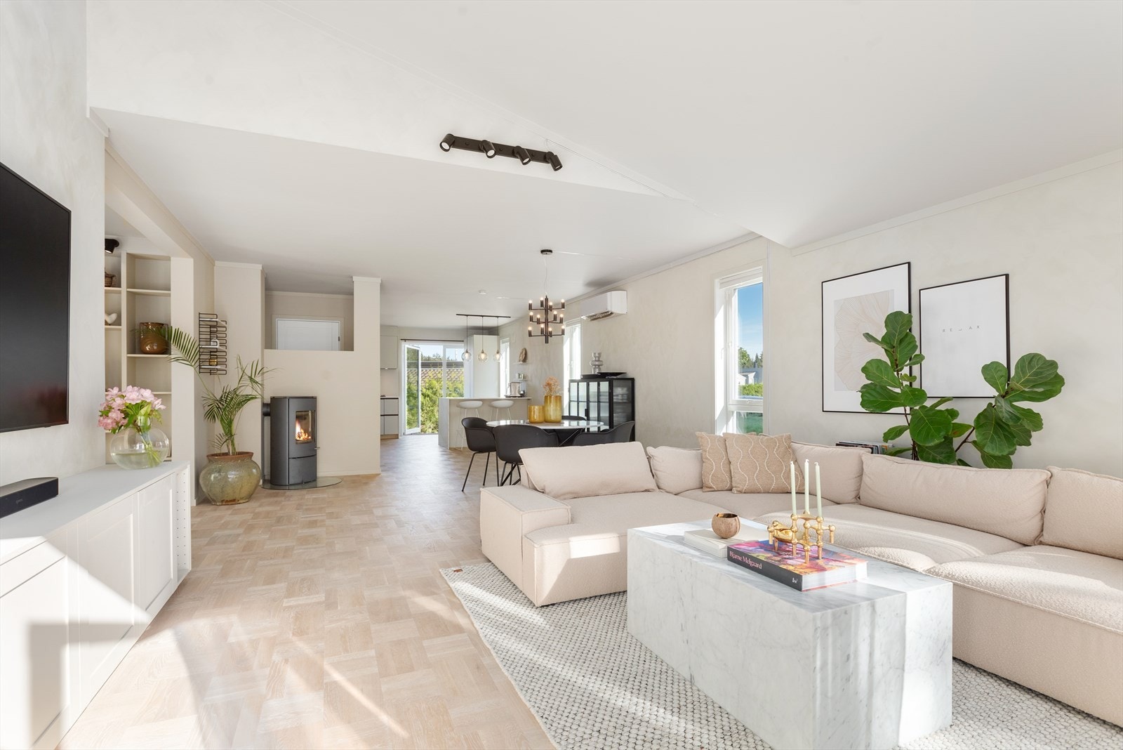 Rommet er kledd i glatte overflater malt i dempet fargepalett, samt flott gulv Galleribilde