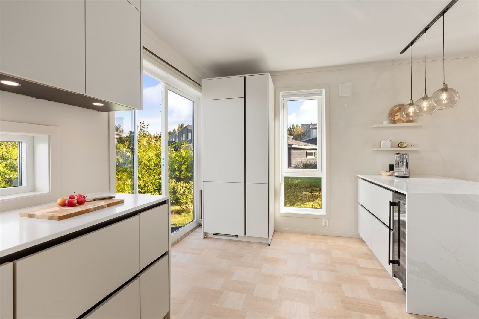 Fra kjøkkenet er det utgang til uteplass på fremsiden Galleribilde