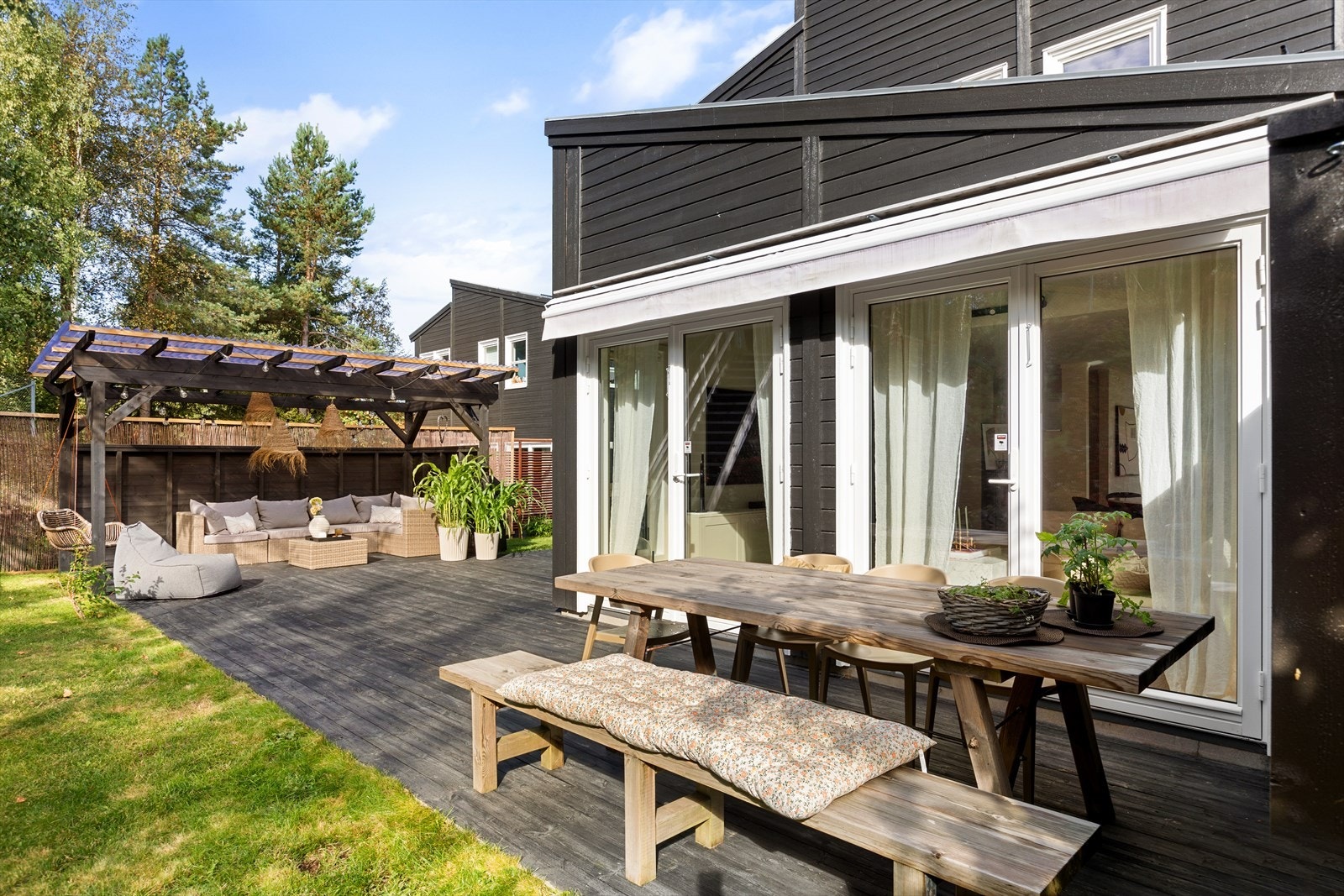 Utenfor stue er det også etablert markise for ekstra solskjerming, samt er huset malt utvendig i 2022 Galleribilde