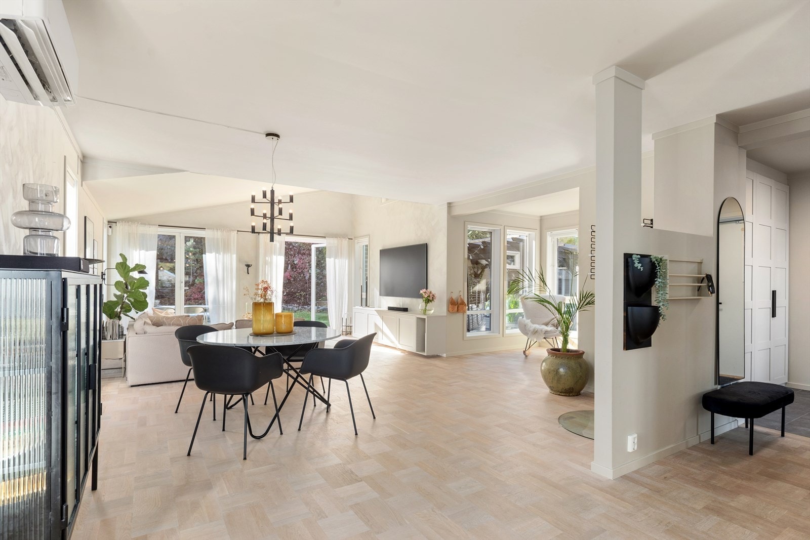 Fra hall kommer man inn til en lys, og delvis åpen stue-/kjøkkenløsning Galleribilde