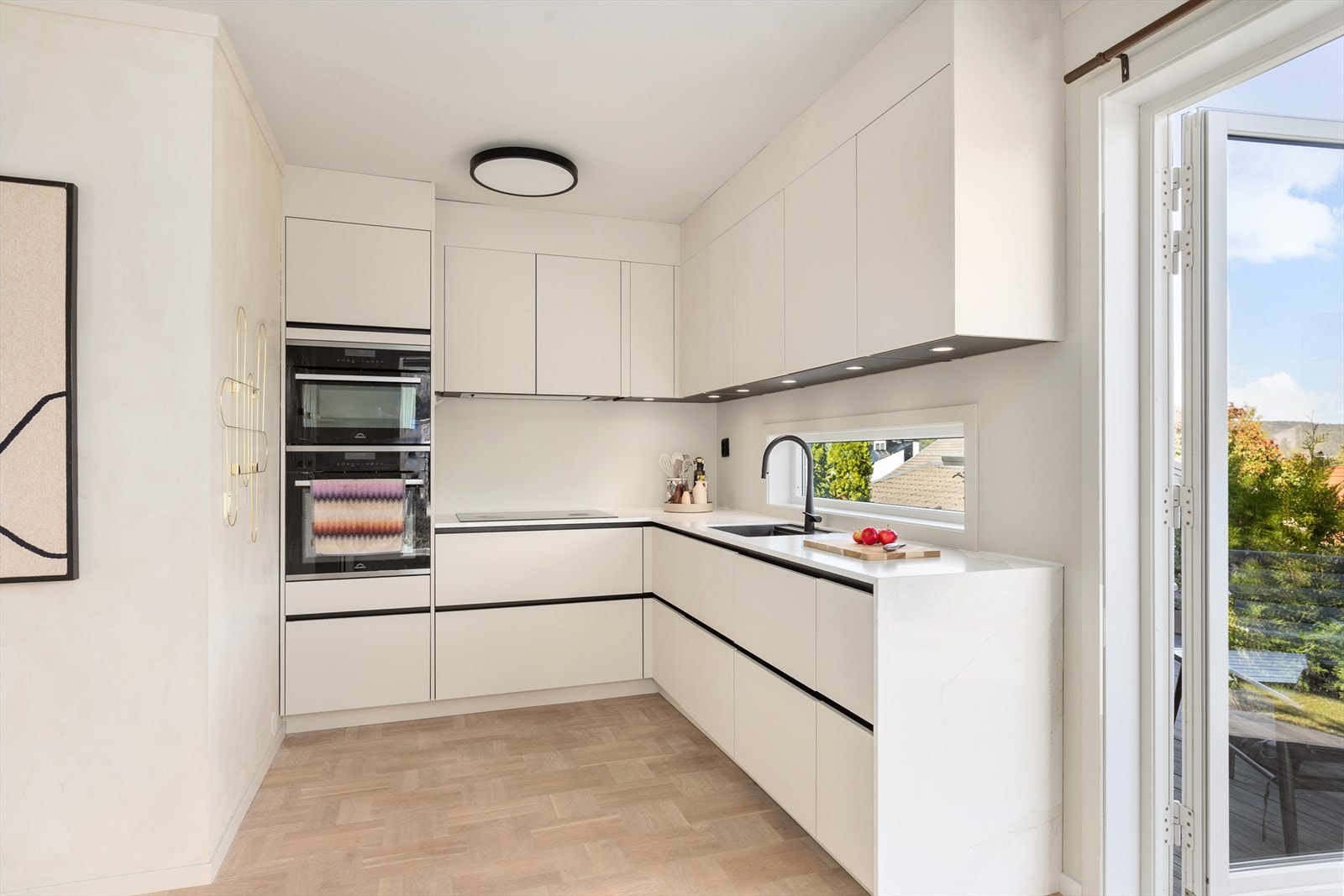 Kjøkkenet har nyere glatte fronter, samt integrerte hvitevarer Galleribilde