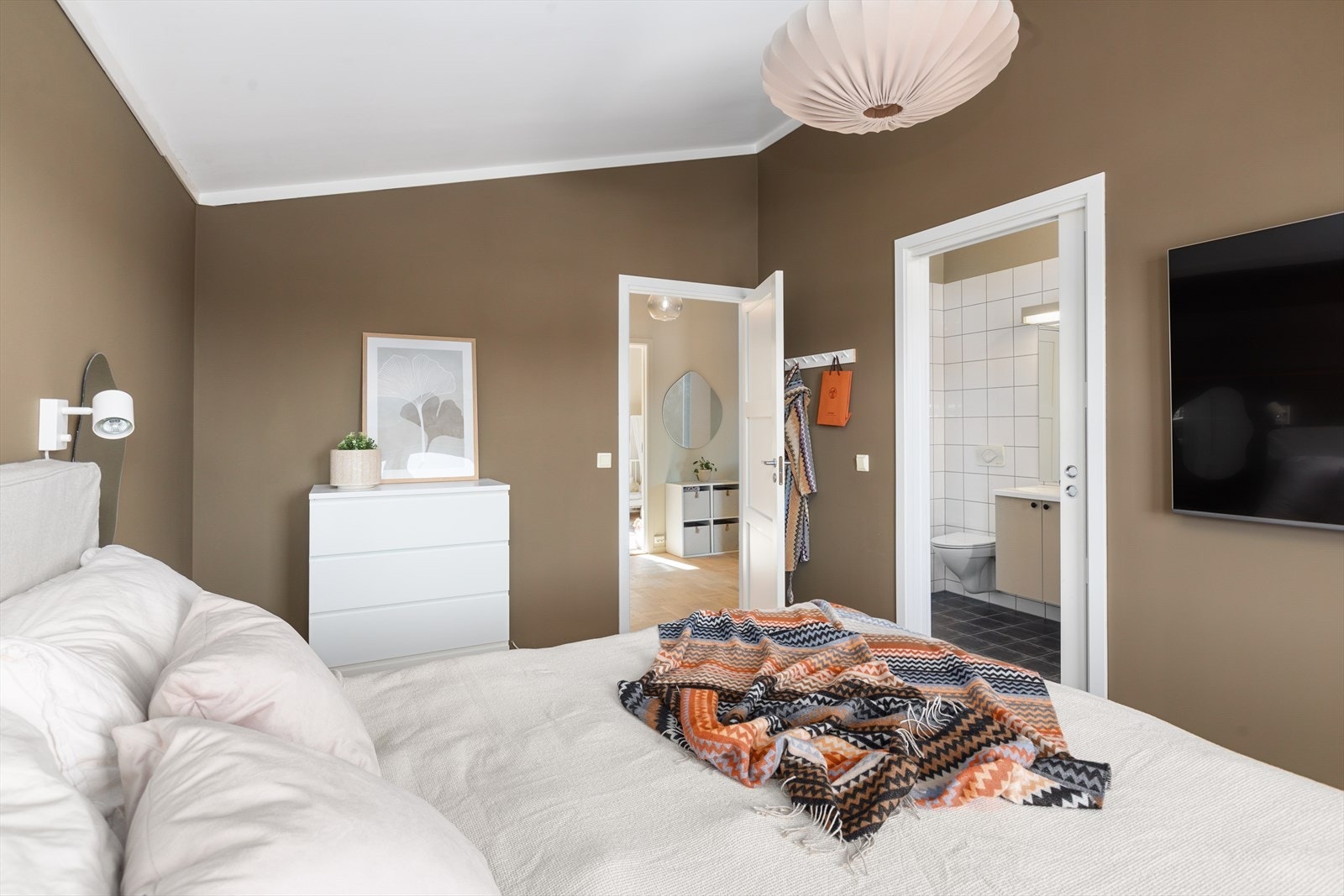 Rommet er av meget god størrelse, samt er det direkte adkomst til bad fra rommet Galleribilde