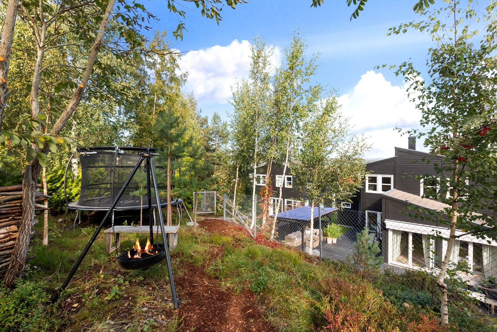 Det er også trapp opp til bålplass - selve tomten rundt husene tilhører borettslaget, men husene bruker den delen av tomten som naturlig tilfaller sin bolig Galleribilde