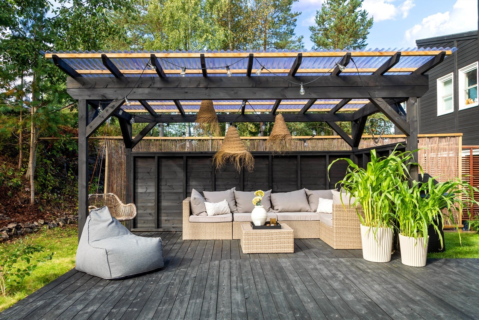 Boligen har fine uteområder, med både terrasse, hage, bålplass og veranda Galleribilde