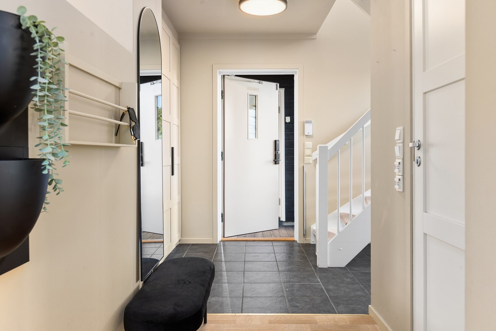 Flott entré med flis på gulv Galleribilde