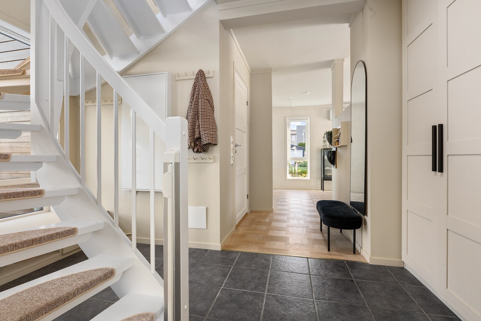 Hallen har meget gode muligheter for klesoppbevaring i både garderobeskap og vegg Galleribilde