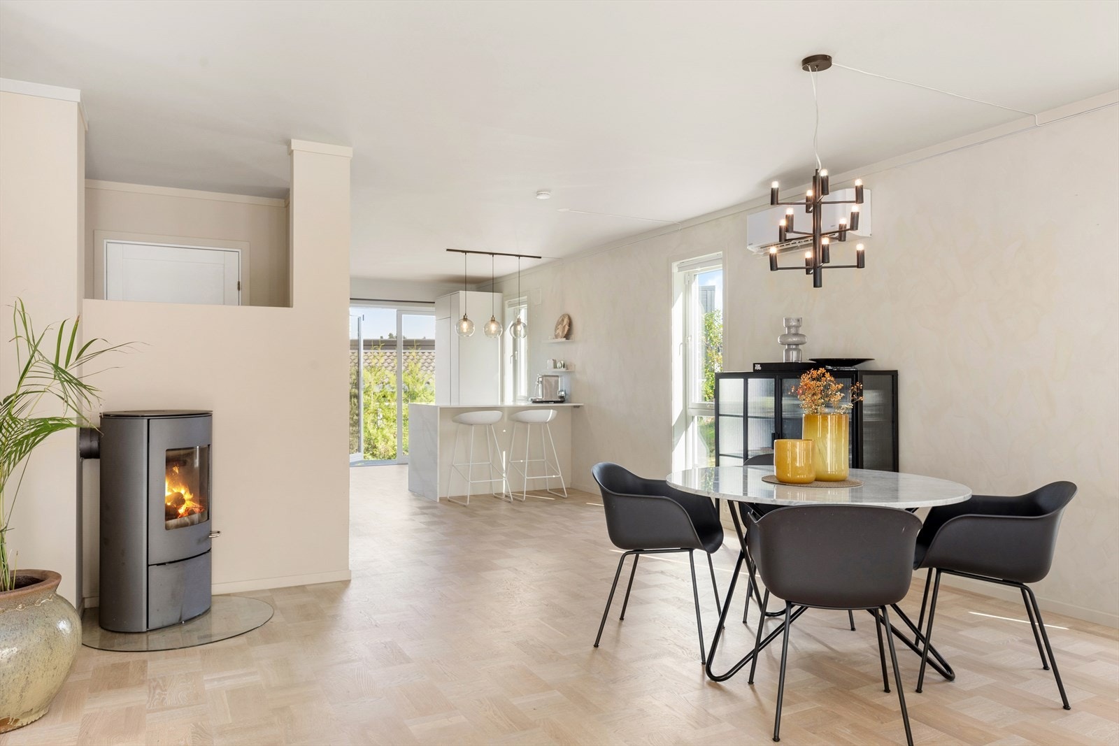 Inn i stuen igjen er det god plass for spisestue i tilknytning til kjøkken Galleribilde