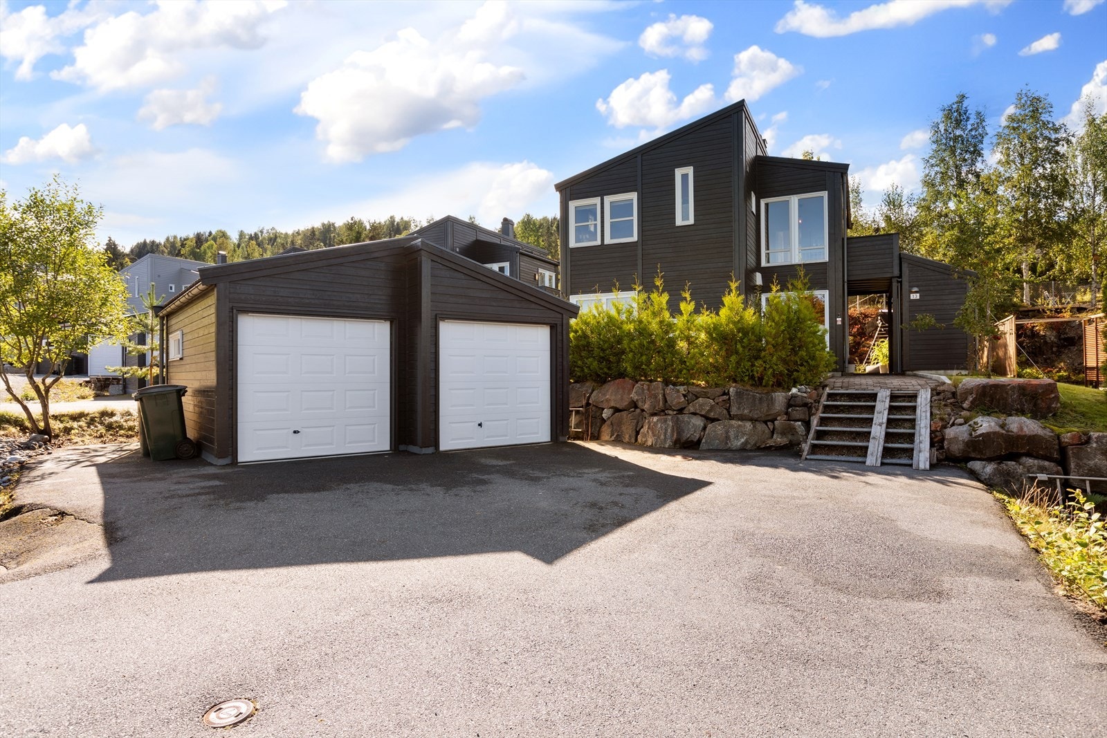 Med boligen følger det også en romslig gårdsplass med dobbeltgarasje Galleribilde